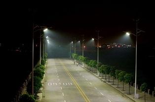 路灯下夜景吃瓜,瓜香四溢的悠闲时光