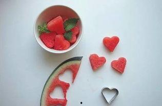 小孩吃瓜喝药,甜蜜与苦涩交织的成长故事