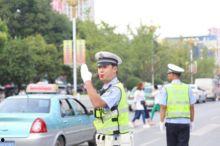 交警面对吃瓜群众反应,巧妙化解尴尬场面