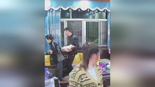 抱着老婆吃瓜图,夫妻共享悠闲时光，温馨画面引网友热议